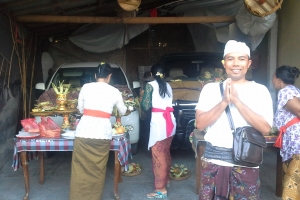 Bali Tour Guide traditional car offerings